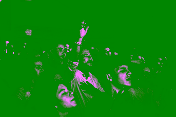 Homem em oração no meio da assembleia durante o Adorai Curitiba