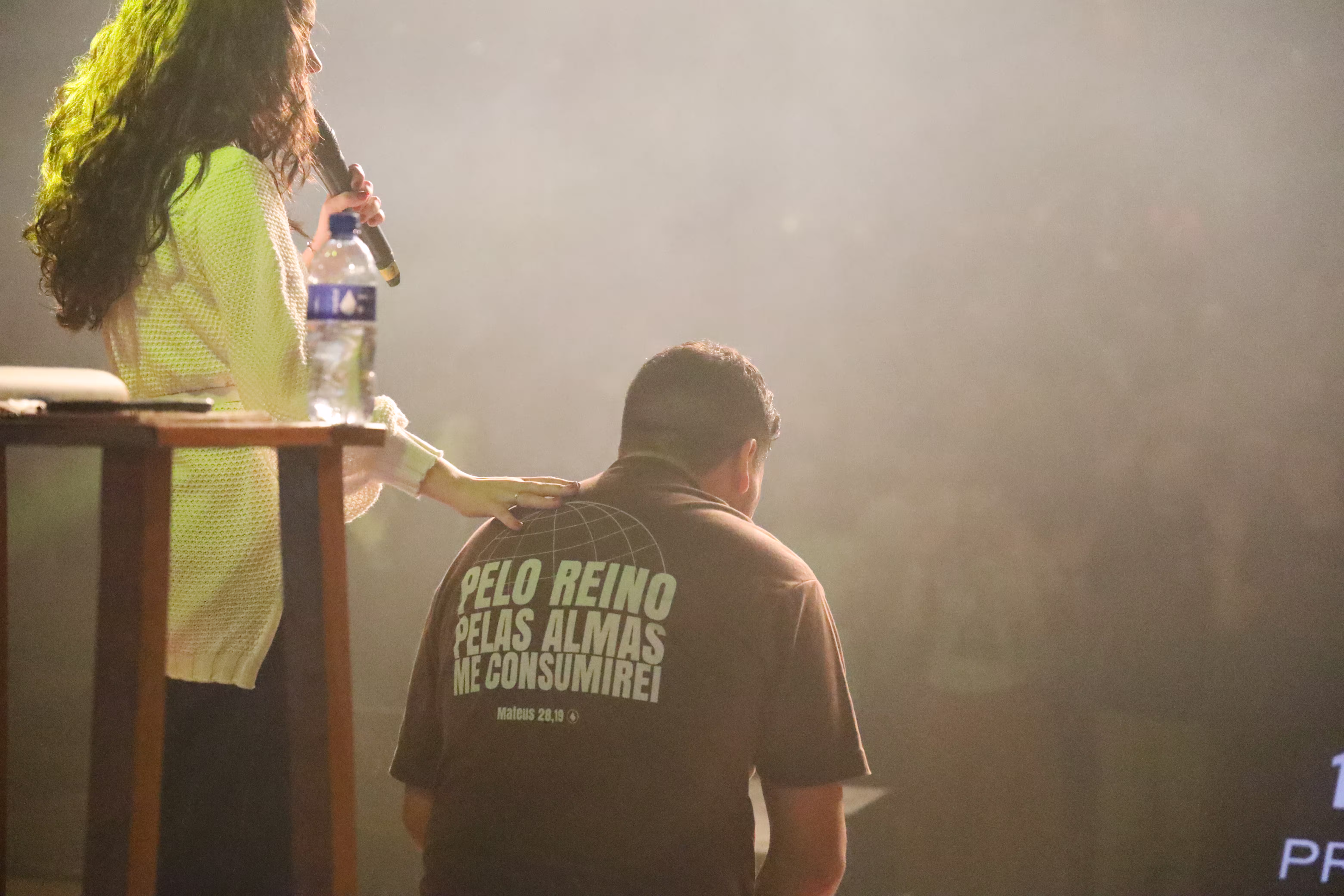 Multidão reunida no evento Adorai Curitiba