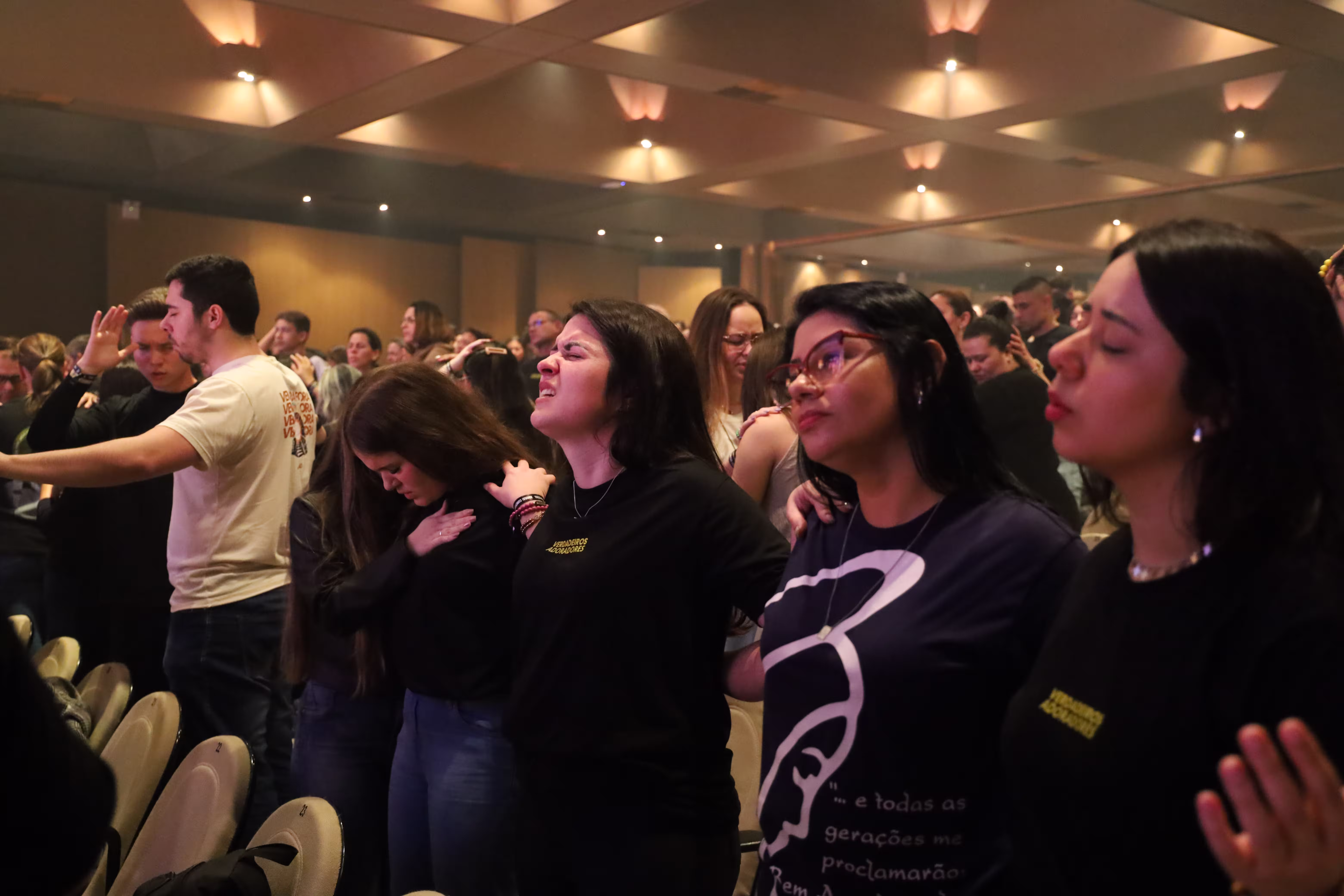 Momento de celebração no Adorai Curitiba