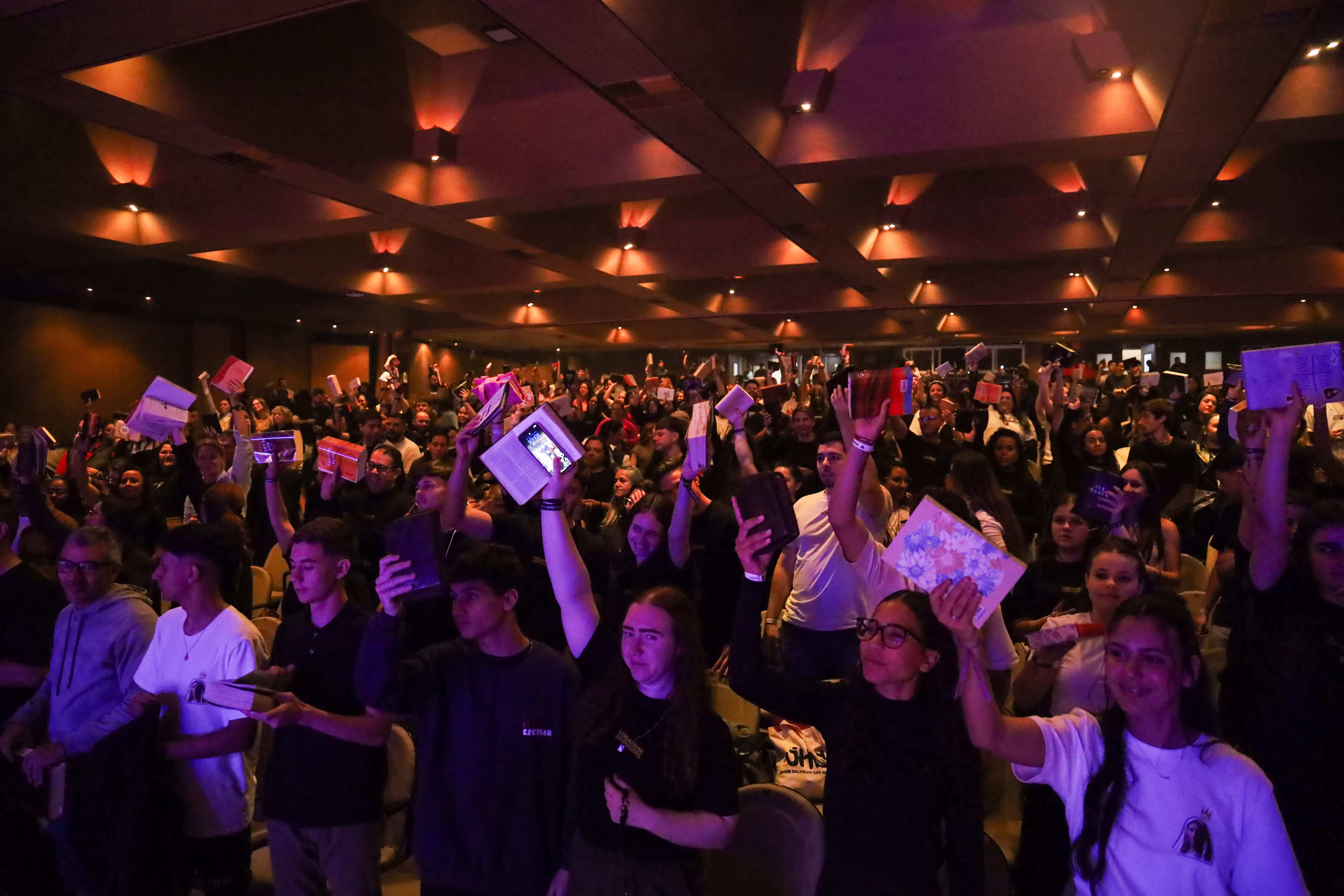 Assembleia lotada durante o Adorai Curitiba